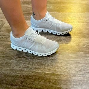 Women's ON Cloud 5 Low Top Sneakers off white